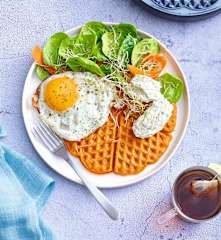 Gaufres moelleuses à la patate douce, œufs au plat et fromage frais
