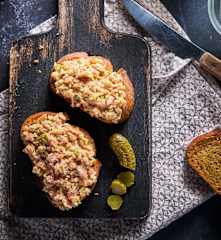 Tartare de saucisson et cornichons