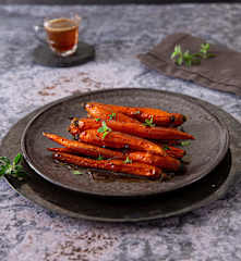 Baby carote arrosto con glassa al caffè e aromi del Carso