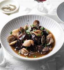 Stufato di guancia di manzo con vongole e seppie