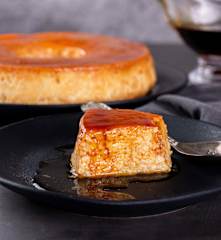 Pudim de leite condensado com calda de caramelo