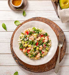 Insalata di riso con gamberi, zucchine e avocado