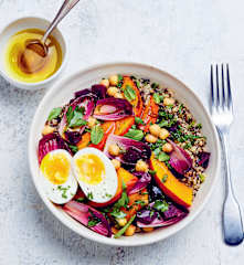 Salade de quinoa, betterave, potimarron et œufs mollets