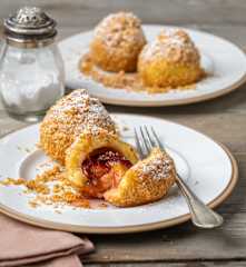 Zwetschkenknödel mit Butterbröseln