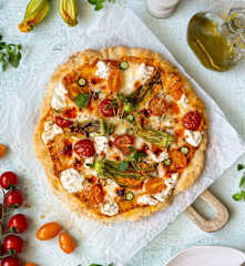 Pizza z kwiatami cukinii i ricottą