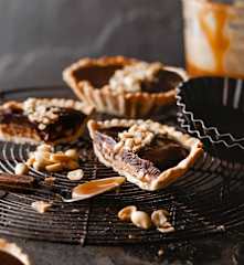 Minitartelettes aux cacahuètes, chocolat et caramel