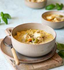 Zupa z szarpanym kurczakiem i tortellini