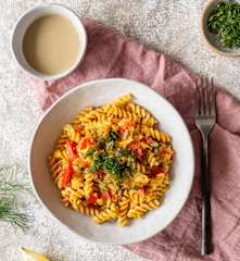 Makaron z ciecierzycy z warzywami w sosie tahini