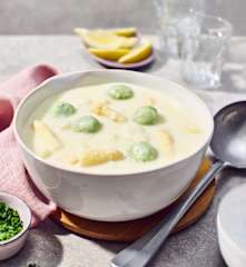 Spargelcremesuppe mit Klößchen