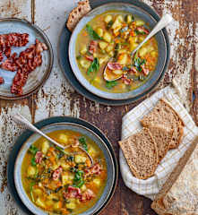 Soupe rustique de légumes à la poitrine fumée