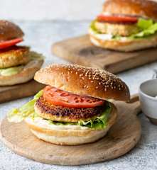 Burgery z kurczaka z komosą ryżową (quinoa) i chia