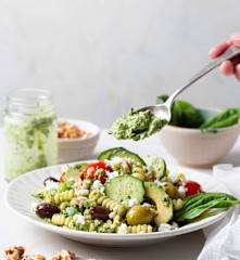 Salada mediterrânica com molho "green goddess"