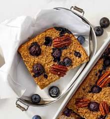 Porridge cuit au four avec myrtilles et noix