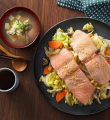 味噌奶油蒸鮭魚和海帶芽豆腐味噌湯 味噌奶油蒸鮭魚和海帶芽豆腐味噌湯