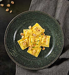 Ravioli ripieni di ricotta e caffè con burro e nocciole