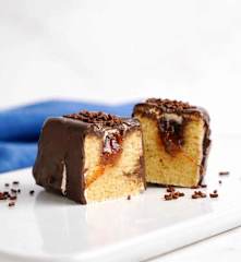 Pastelito de vainilla relleno de mermelada de fresa y vainilla