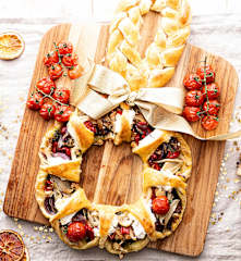 Wieniec z ciasta francuskiego z pieczonymi warzywami