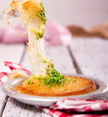 Postre de kataifi con queso y pistachos (Knafeh)