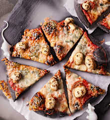 Verschimmelte Grusel-Pizza