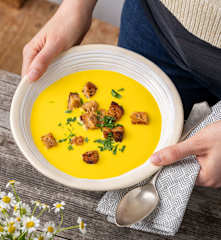 Pastinaken-Karottensuppe mit Schwarzbrot Croûtons