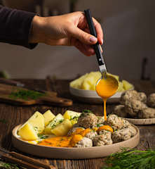 Pulpety w sosie marchewkowym z ziemniakami