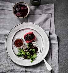 Seehecht-Medaillons mit Rote-Bete-Rucola-Salat