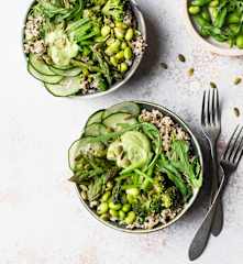 Poke bol vegano con tahini de aguacate
