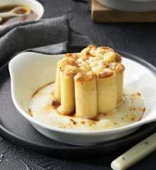 Rigatoni rellenos de pollo de corral