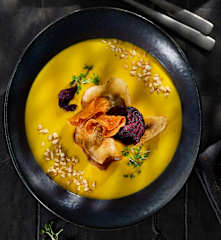 Kürbis-Mandel-Suppe mit Gemüseknusper