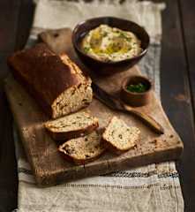 Pão rápido com passas e sementes de abóbora com húmus de couve-flor assada