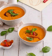 Krem z pieczonej papryki z rumienionymi słupkami warzyw