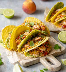 Tacos z rumienionymi krewetkami, guacamole i salsą brzoskwiniową