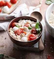 Porridge con pomodorini e basilico