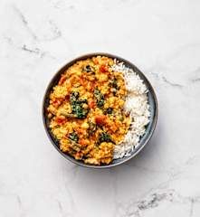 Dahl de lentilles corail aux épinards