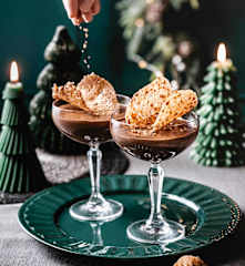 Mousse au chocolat en verrine et tuile praliné