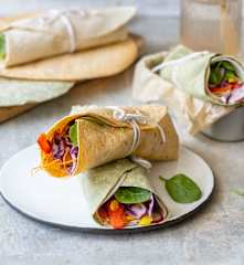 Kolorowe wrapy z krojonymi warzywami (TM7, TM6, TM5)