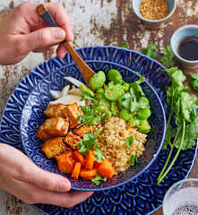 Buddha bowl quinoa et fèves, carottes, navets et tofu laqué