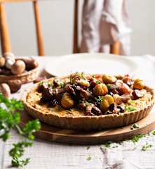 Tarte aux champignons, châtaignes et canneberges déshydratées