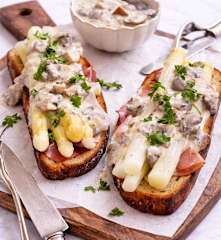 Toast met Asperges en Champignonroomsaus