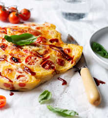 Mozzarella Peynirli ve Domatesli Omlet