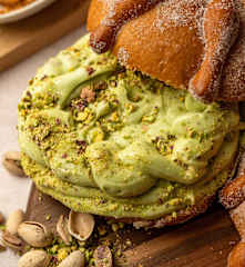 Pan de muerto relleno de crema de pistache