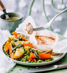 Jardinière de légumes et poulet en papillote