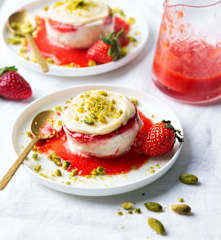Parfaits de fresa, chocolate blanco y pistacho