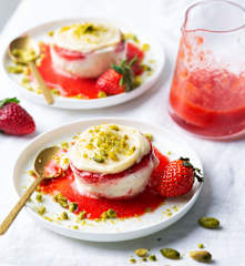 Parfait aux fraises, chocolat blanc et pistaches