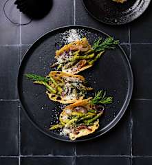 Teja de parmesano con espárragos