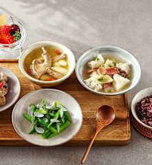 午餐（黑米饭、南瓜豆豉肋排、火腿炖老豆腐、百合芦笋和山药枸杞鸽子汤）