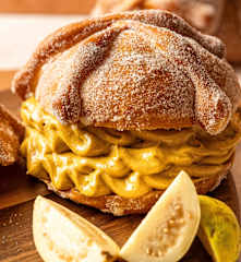 Pan de muerto relleno de dulce de guayaba