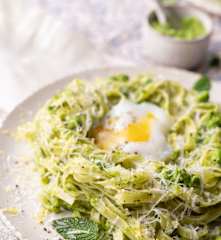 Tagliatelle al pesto di piselli con uovo alla coque