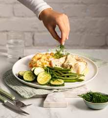 Dorsz na parze z sosem koperkowym i marchewkową kaszą jaglaną