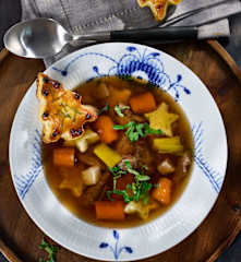 Rinder-Consommé mit Grießsternchen und Gemüseeinlage